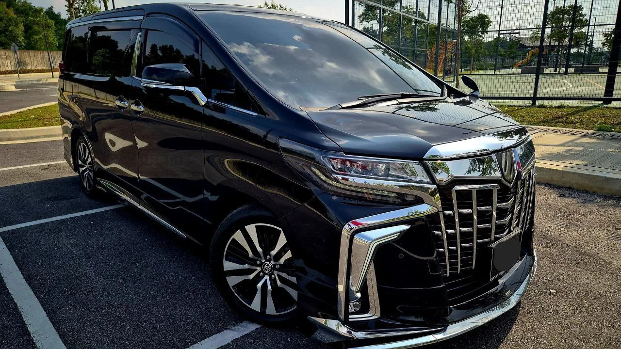 Toyota Alphard SC hitam, pandangan depan sisi