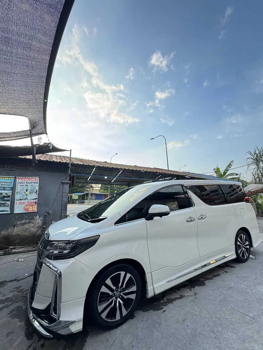 Toyota Alphard SC putih, pandangan sisi